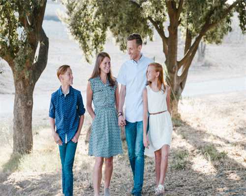 沈阳女子下班路遇喜鹊啄头，难道这真是好运预兆？网友争论不断！